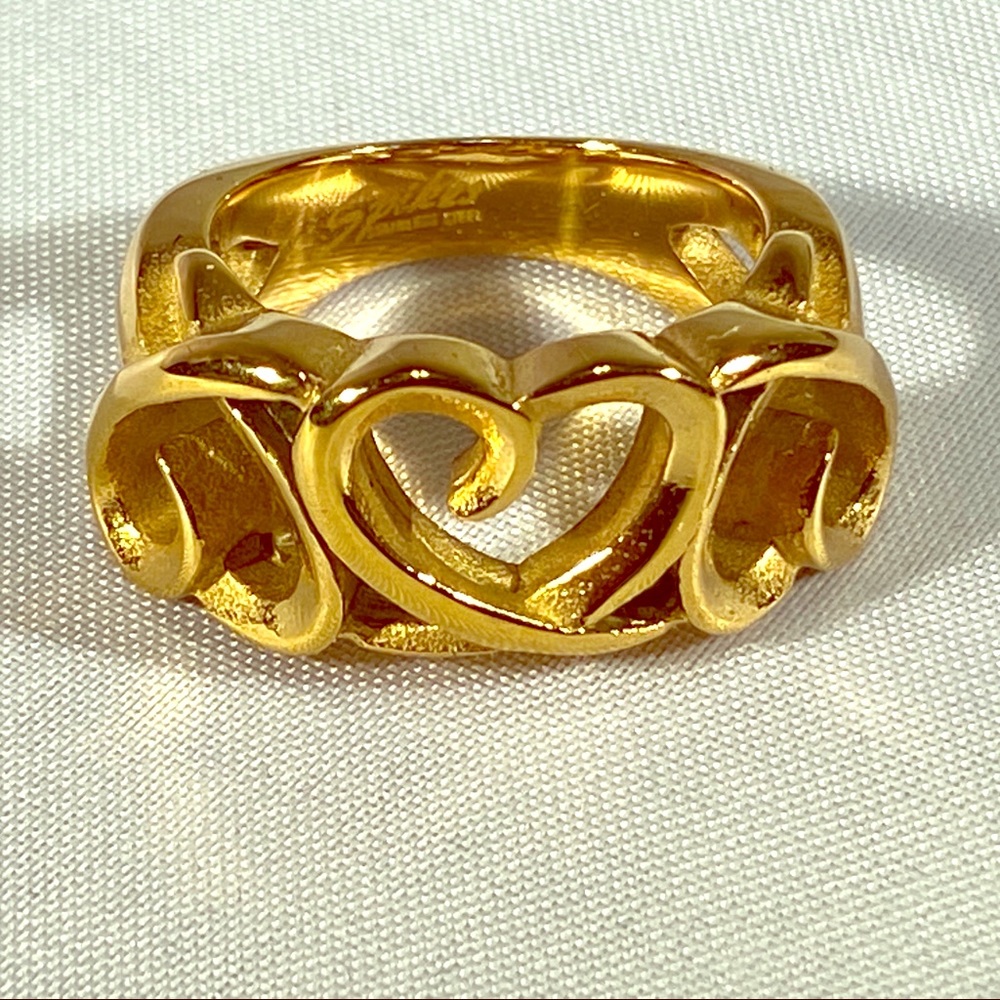 Three hollow heart ring